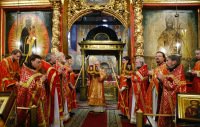 В день престольного праздника в ряде московских храмов в честь Архистратига Божия Михаила состоялись архиерейские богослужения